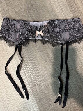 Victoria’s Secret very sexy Black Lace Garter Belt with Pink Bow Size Med Large